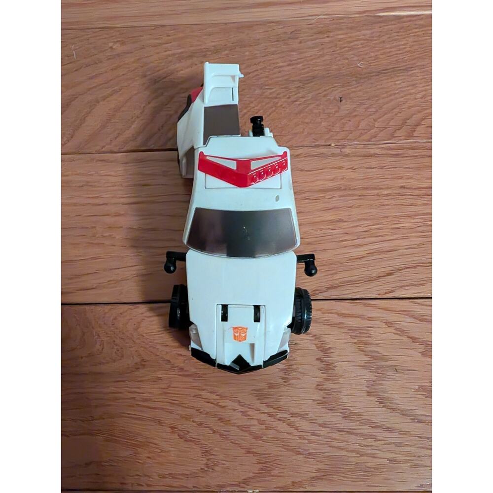 Hasbro Transformers Universe Deluxe Class Classic Series- Autobot Prowl.